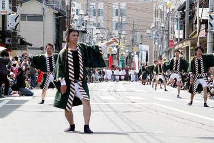大通りを進む奴