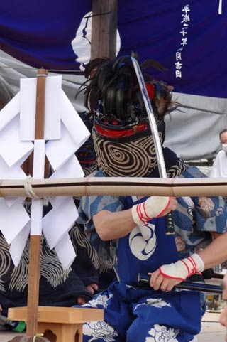  三条市下須頃の諏訪神社の春祭りで披露された三条市指定無形民俗文化財の「下須頃獅子舞」