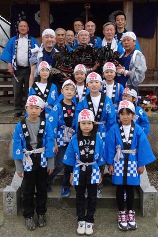 子どもたちも一緒に記念撮影