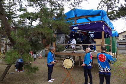  諏訪神社の舞殿で披露