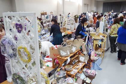  県央地域最大級の手作りの小物や雑貨などを販売するイベント「カントリー＆クラフトフェスタVol.15」