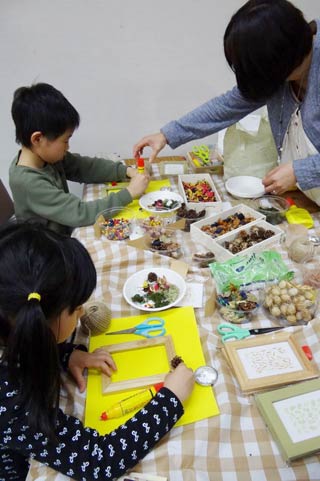 手作りフォトフレームに熱中する子どもたち