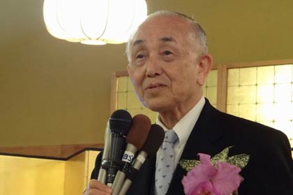 当選が決まってあいさつする小池氏