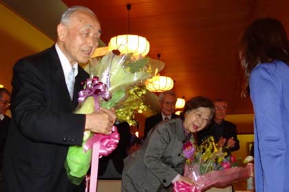 支持者から花束を受ける