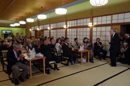 支持者らが集まった会場