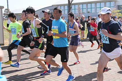 元五輪男子マラソン日本代表の谷口浩美さんをゲストランナーに第26回燕マラソン大会、中央が谷口さん