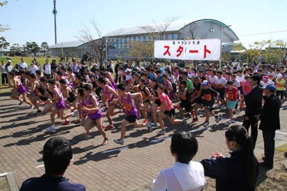 鈴木市長のピストルを合図にスタート
