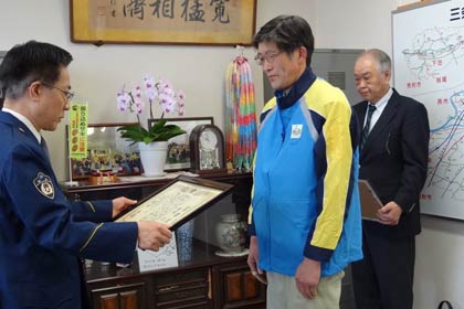 桜井三条署長から日報嵐北サービスの新聞配達員岡田さんと同社に感謝状を贈呈