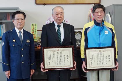 左から桜井署長、日報嵐北サービスの白崎社長、岡田さん