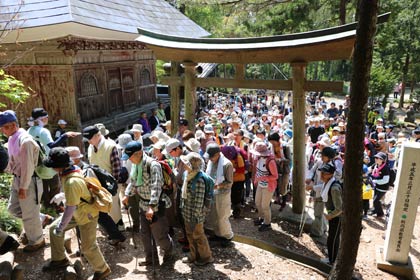 約400人が続々と登山道を登る