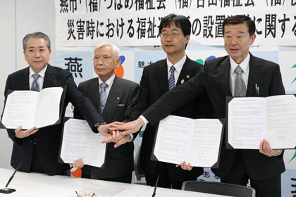  災害時における福祉避難所の設置運営に関する協定締結式、左から桜井の里福祉会の柏原正史理事長、つばめ福祉会の岡田健一理事長、鈴木市長、吉田福祉会の細貝好美理事長