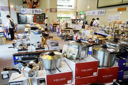 「燕三条じばさんGWフェア2015」に先駆けて燕三条地場産業振興センターで開かれている「金物市」