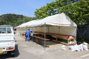 2日に弥彦グランドホテル跡地で地元農産物の直売所「おもてなし広場」が仮オープン、その後に河川改修の土砂を入れて整備し、海産物の取り扱いも