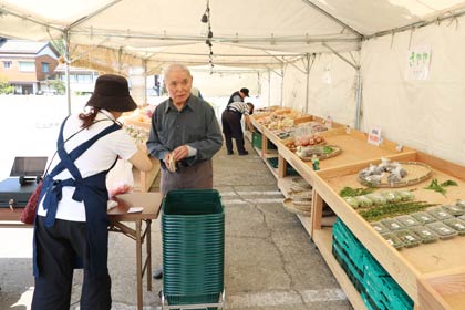 仮オープン初日の2日、おもてなし広場の農産物直売所の商品陳列台は午後にはすかすかに