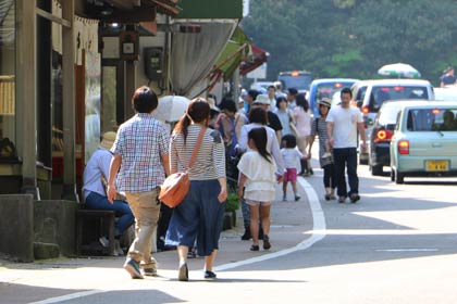 2日、弥彦の土産店前のにぎわい