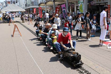 加茂駅前地区商店街振興組合の「ちびっ子天国」、ミニ蒸気機関車の乗車