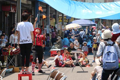 加茂穀町商店街振興組合の「穀町ワールド」、ストリートパフォーマンス