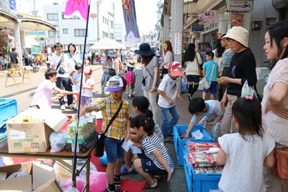 子どもたちであふれる商店街