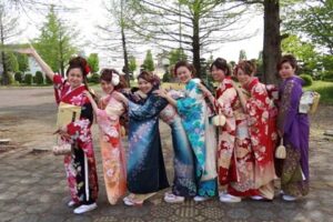 ことしもGWに加茂市成人式、夏の陽気のなかで340人の新成人の門出を祝う