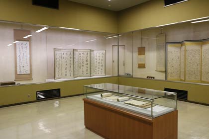 燕市分水良寛史料館で開かれている春の特別展「良寛墨宝展」