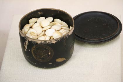 良寛が使ったと言われる白い碁石と碁笥