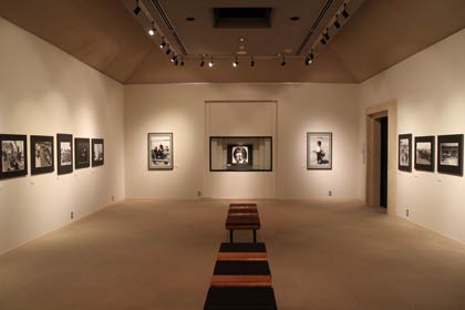 燕市産業史料館で開かれている「捧武写真展　田園の微笑」