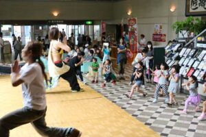 「燕三条じばさんゴールデンウイークフェア2015」の一環で「カレーラーメン体操キッズマスター」の認定も行ったカレーラーメン体操教室