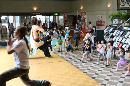 「燕三条じばさんゴールデンウイークフェア2015」の一環で「カレーラーメン体操キッズマスター」の認定も行ったカレーラーメン体操教室