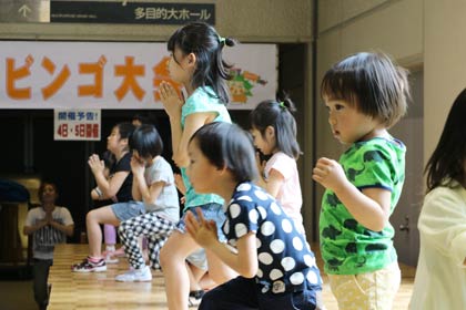 最後にステージに上がってカレーラーメン体操を披露する子どもたち