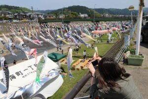 県内の子どもは前年より5,374人減って278,841人、県人口に占める子どもは12.2%で前年より0.1ポイント低下