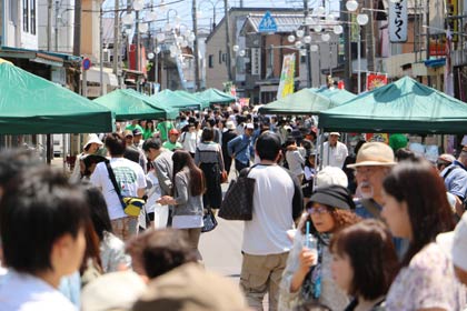 ゴールデンウイーク最終日の6日に開かれた三条マルシェ