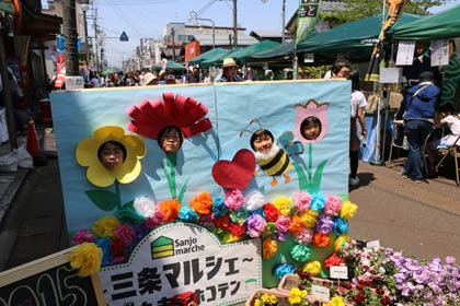 花で飾った顔出しパネル