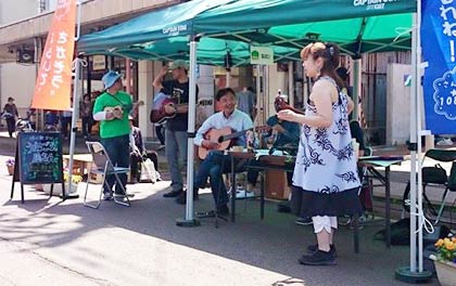 国定市長が「うたごえ屋」でギター演奏のサプライズ