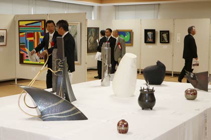 3階多目的ホールで開かれている燕市美術協会主管で会員作品展「RE:born」