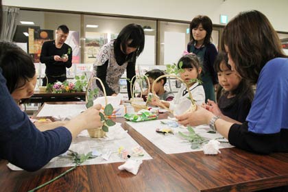 「燕三条Wing」で行われたアーティフィシャルフラワーアクセサリーの製作体験