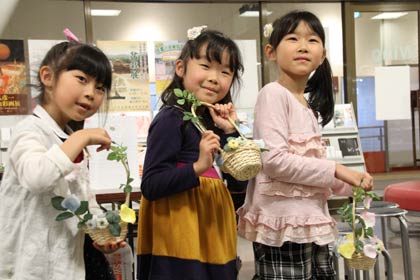 お母さんの記念写真にポーズをとる子どもたち