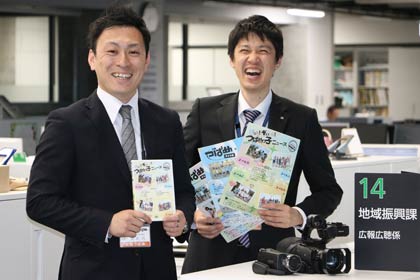 全国広報コンクールで「総務大臣賞・特選」を受けた燕市の「もっと！ギュッと！つばめっ子ニュース」で制作した地域振興課広聴広報係の荒木主任(左)と同係で子ども広報担当の松本主任