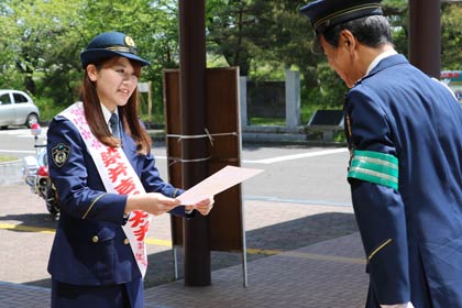 斉藤署長から本田さんに一日交通課長の任命状を手渡す