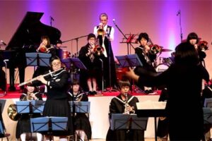 三条市合併10周年記念コンサートでTOKUさんと第二中吹奏楽部が共演