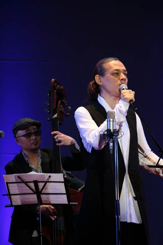 TOKU BANDで演奏するTOKUさん