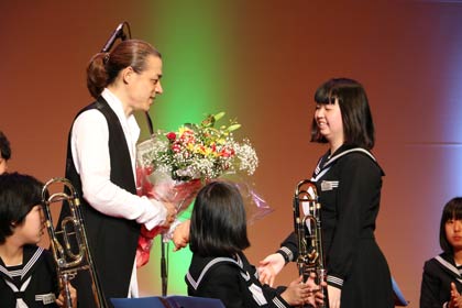 第二中吹奏楽部の野島部長からTOKUさんに礼の花束