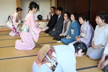 200人余りが参加して県指定天然記念物「八王寺の白藤」を保存する燕市八王寺、安了寺第39回白藤茶会