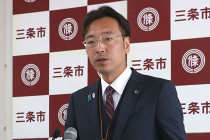 記者会見する国定三条市長