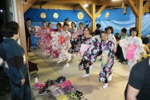 戸隠神社裏の集会所で木場小路万灯組の練習