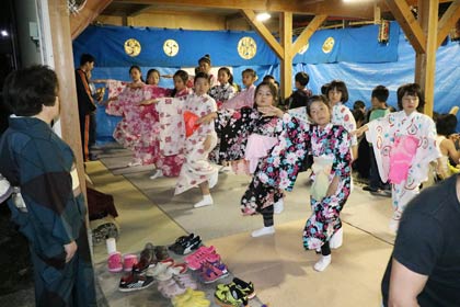 戸隠神社裏の集会所で木場小路万灯組の練習