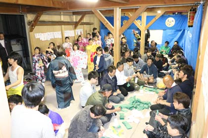 若連中は花を折る