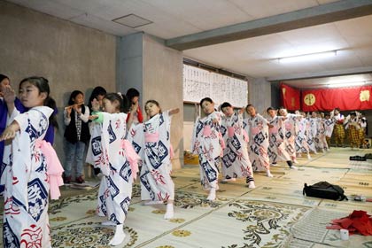 第一生命ビルの駐車場で横町万灯組の練習