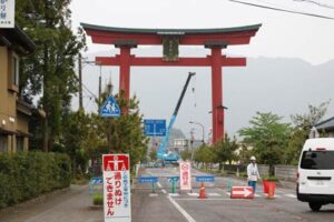 弥彦神社御遷座百年記念事業として日本最大の弥彦の大鳥居の改修工事が始まる