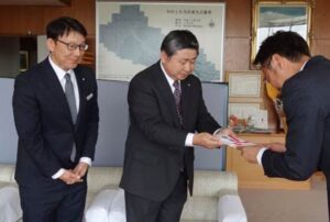 左から三条信用金庫の小柳幹事長、西潟理事長、国定市長