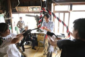 八幡宮の鈴緒を編む敬神会
